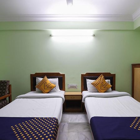 Spot On Hotel Hilltop Vadodara Exteriör bild