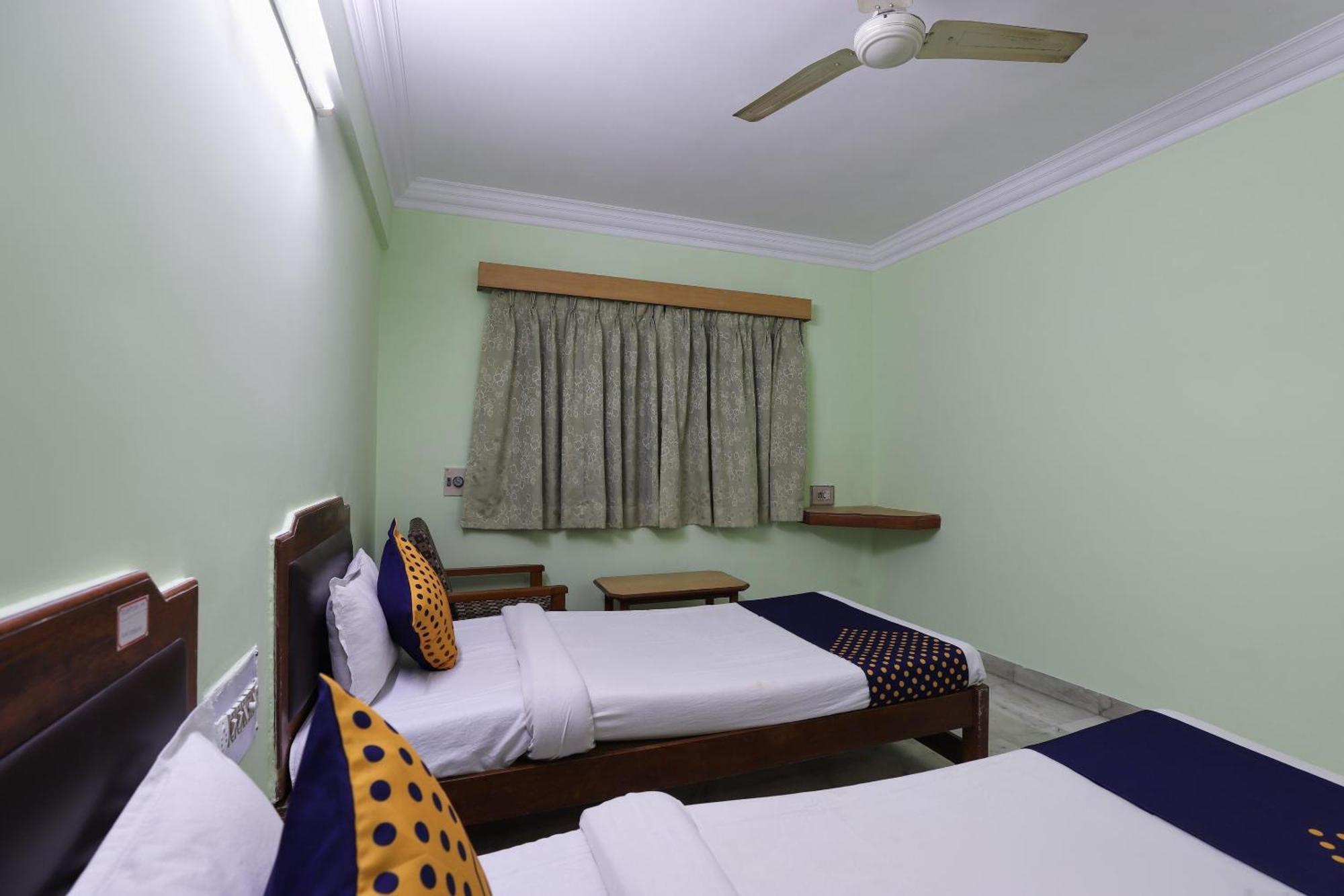 Spot On Hotel Hilltop Vadodara Exteriör bild