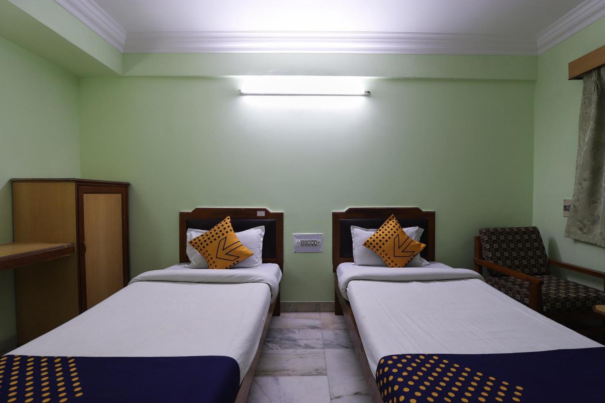Spot On Hotel Hilltop Vadodara Exteriör bild