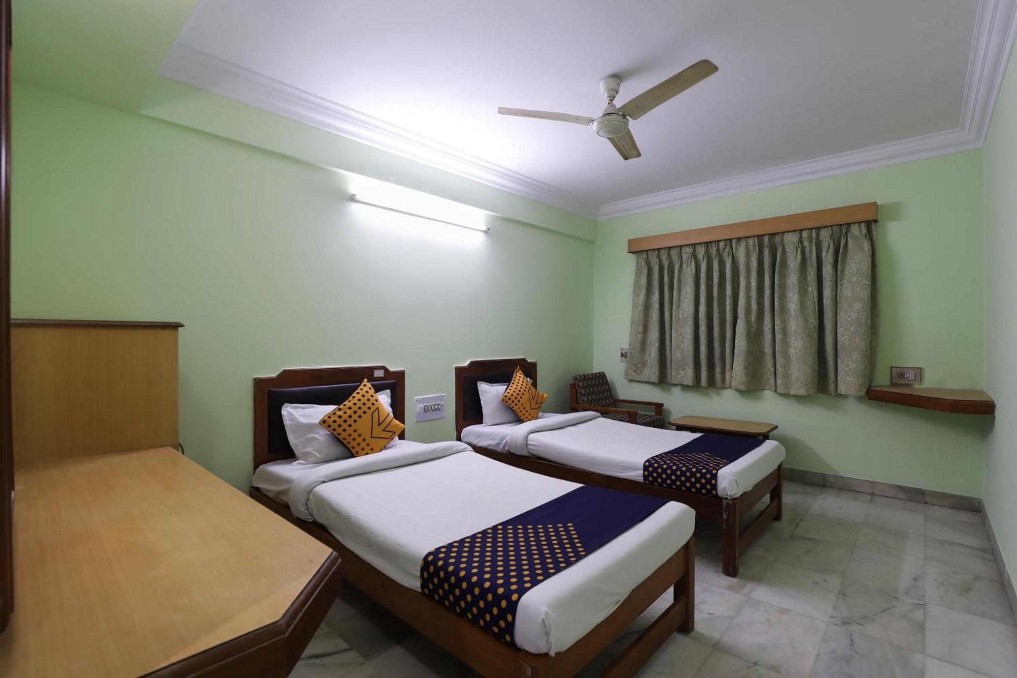 Spot On Hotel Hilltop Vadodara Exteriör bild
