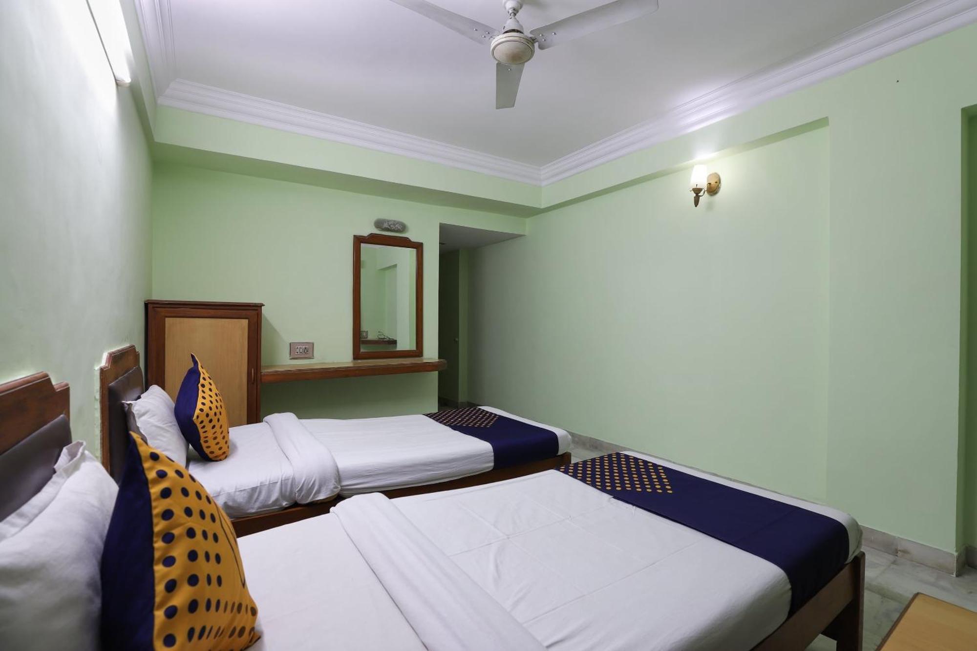 Spot On Hotel Hilltop Vadodara Exteriör bild