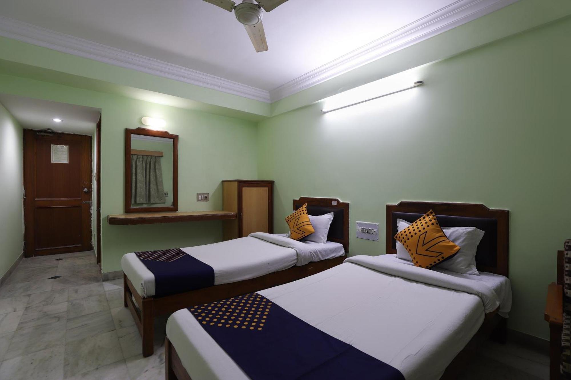 Spot On Hotel Hilltop Vadodara Exteriör bild