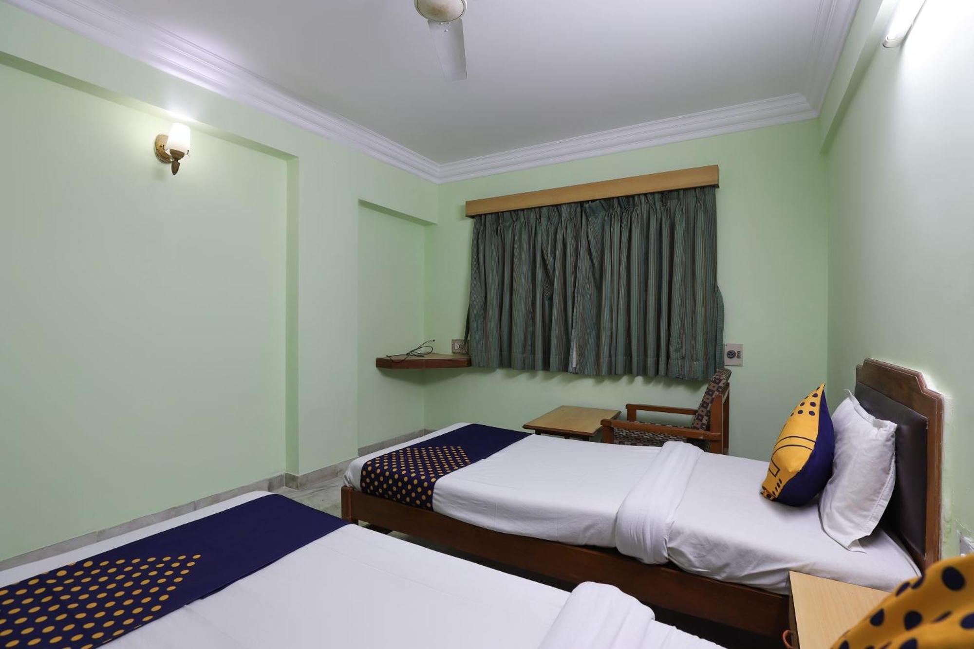 Spot On Hotel Hilltop Vadodara Exteriör bild