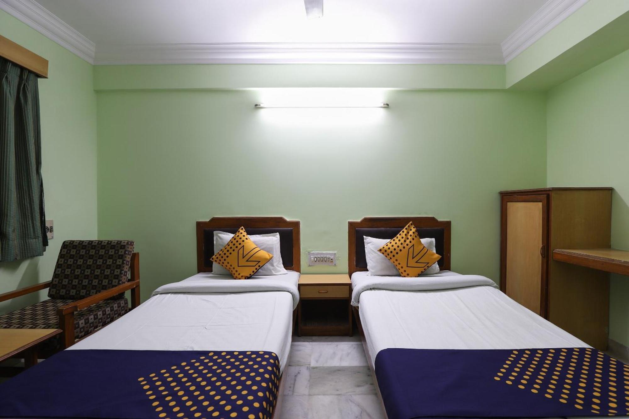 Spot On Hotel Hilltop Vadodara Exteriör bild